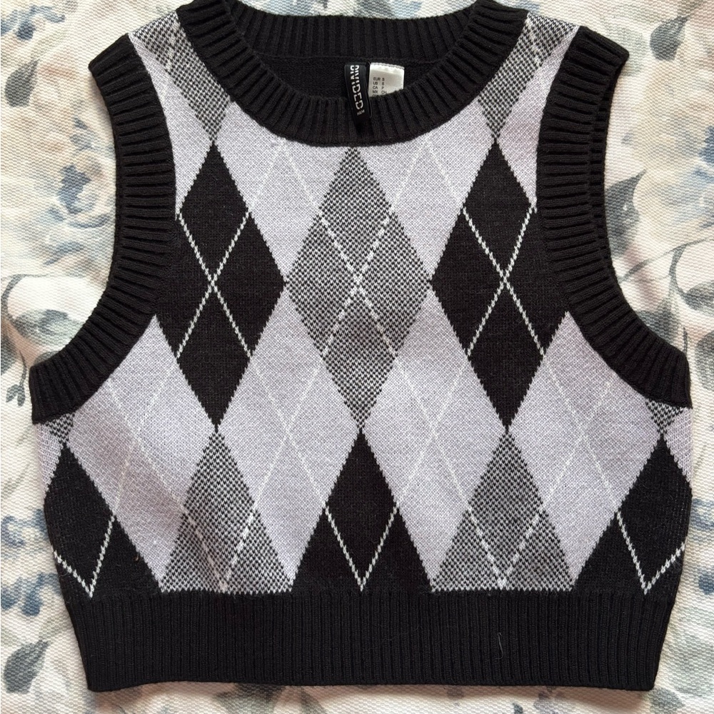 H&M Black and light purple Argyle Knit Sweater vest